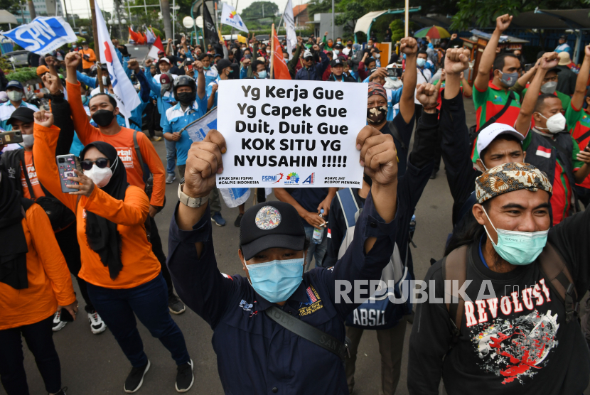 Sejumlah buruh berunjuk rasa di depan Kantor Kementerian Ketenagakerjaan (Kemnaker), Jakarta, Rabu (16/2/2022). Pengunjuk rasa yang tergabung dari sejumlah organisasi buruh tersebut, menuntut pencabutan Permenaker No 2 Tahun 2022 tentang Tata Cara dan Persyaratan Pembayaran Manfaat Jaminan Hari Tua (JHT) dan pengunduran diri Ida Fauziah sebagai Menaker. 