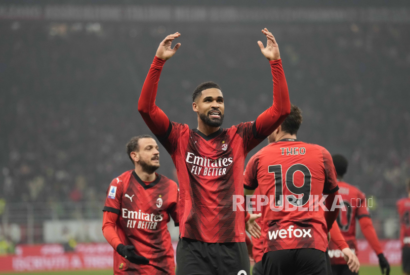 Pemain AC Milan Ruben Loftus-Cheek melakukan selebrasi seusai mencetak gol ke gawang Bologna pada pertandingan sepak bola Serie A antara AC Milan dan Bologna di stadion San Siro, Milan, Italia, Ahad (28/1/2024) WIB. AC Milan gagal meraih kemenangan setelah bermain imbang 2-2 dengan Bologna.