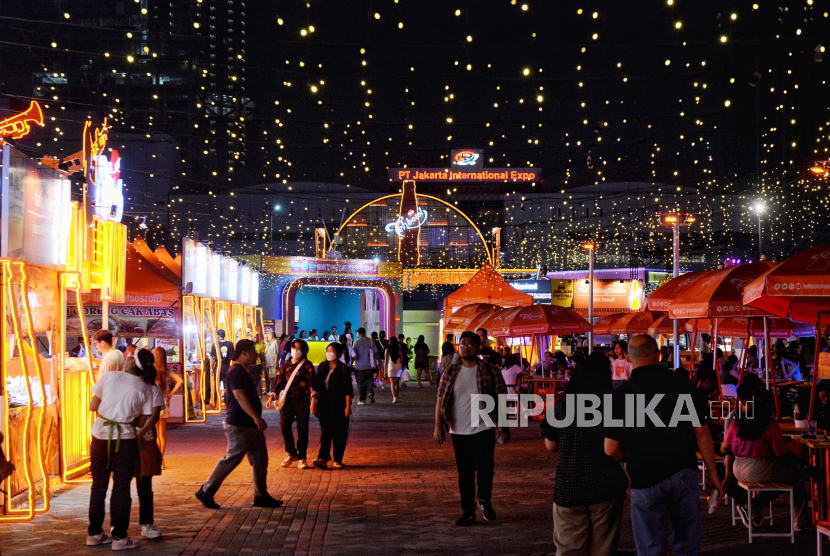 Pengunjung memadati area festival. Indef proyeksi pertumbuhan ekonomi diproyeksi kurang dari lima persen tahun ini.