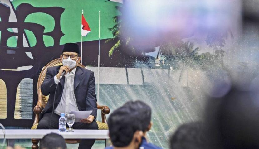 Wakil Ketua DPR Muhaimin Iskandar memberi keterangan pers di ruang pers Kompleks Parlemen, Jakarta, Rabu (16/2/2022). Dalam keterangan pers tersenbut Muhaimin Iskandar mengusulkan NU (Nahdlatul 'Ulama) dan Muhammadiyah sebagai pemenang Hadiah Nobel Perdamaian 2022-2023. (Antara/Galih Pradipta)
