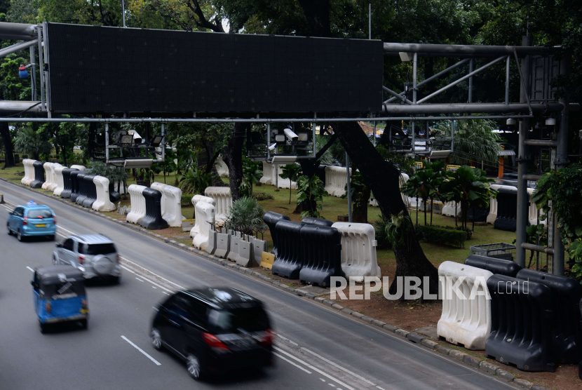 Sejumlah kendaraan melintas di bawah monitor ERP yang mati di Jalan Medan Merdeka Barat, Jakarta Barat, Jumat (20/1/2023). 