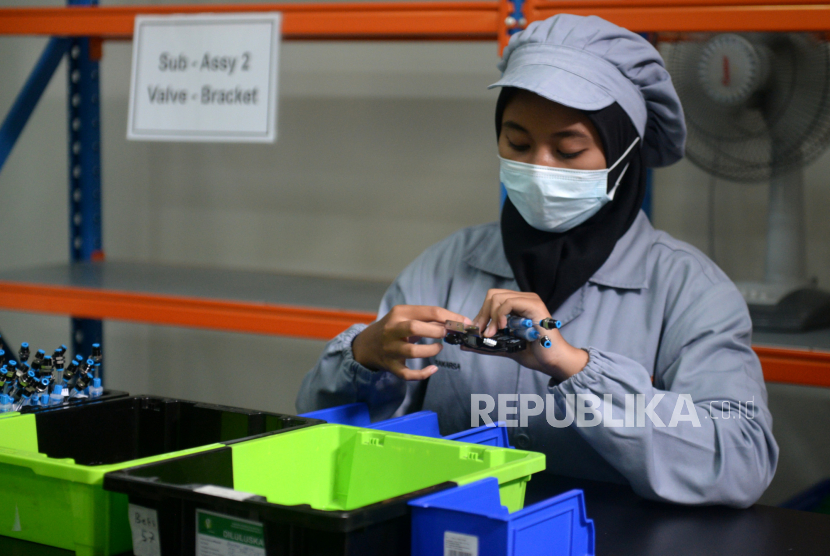 Siswa merakit alat deteksi Covid-19 GeNose C19 di SMK-SMTI Yogyakarta. Kemendikbudristek meminta dunia pendidikan menjalin kemitraan dengan dunia usaha dan dunia industri.