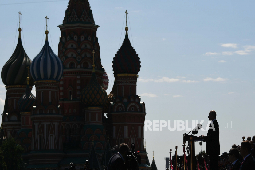 Presiden Rusia Vladimir Putin menyampaikan pidatonya selama parade militer Hari Kemenangan menandai peringatan 75 tahun kekalahan Nazi di Moskow, Rusia, 24 Juni 2020. Amerika Serikat (AS) memberlakukan pembatasan visa kepada lebih dari 2.596 anggota militer Rusia atas invasi Moskow ke Ukraina.