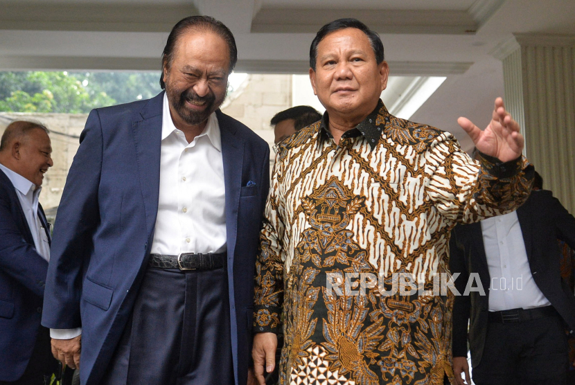 Prabowo Subianto menyambut kedatangan Ketua Umum Partai Nasdem Surya Paloh sebelum melakukan pertemuan di Kertanegara, Jakarta, Kamis (25/4/2024).