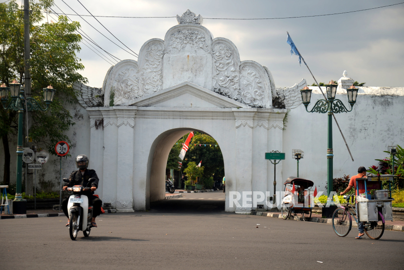 Bangunan Plengkung Nirbaya atau Plengkung Gading sebagai pintu masuk Keraton Yogyakarta dari sisi Selatan di Yogyakarta, Selasa (22/8/2023). Plengkung Nirbaya merupakan salah satu gerbang dari lima gerbang masuk Keraton Yogyakarta yang masih utuh. Lokasi Plengkung Nirbaya tepat di sebelah Selatan Alun-alun Selatan Jogja. Bangunan ini dijadikan sebagai pintu keluar jenazah sultan yang wafat menuju Makam Raja Imogiri. Sultan yang masih hidup tidak diperbolehkan melewati plengkung ini. Bangunan ini sempat dipugar pada 1986 untuk menjaga keasliannya.