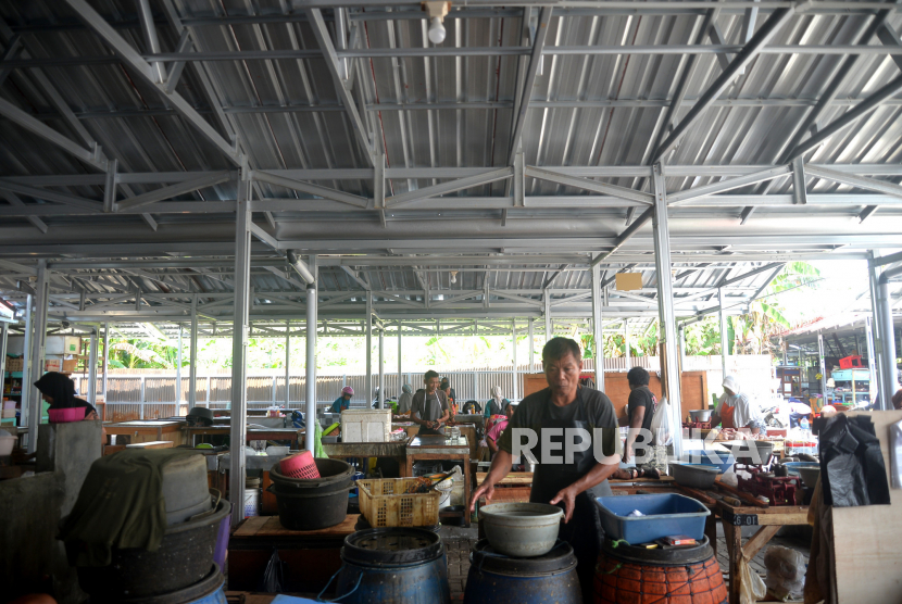 Pedagang ikan segar di lokasi shelter relokasi sementara Pasar Sentul, Pandeyan, Yogyakarta. 