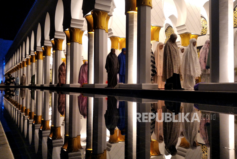 Jamaah menunaikan shalat tarawih di Masjid Raya Sheikh Zayed, Surakarta, Jawa Tengah, Rabu (22/3/2023). Usai diresmikan beberapa waktu lalu, Masjid Raya Sheikh Zayed pertama kali digunakan untuk menunaikan shalat tarawih. Selain itu, selama Ramadhan juga akan diadakan buka puasa bersama dan tadarus Alquran.