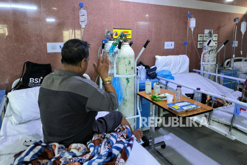 Jamaah haji yang sedang dirawat di Kantor Kesehatan Haji Indonesia (KKHI) Makkah melaksanakan sholat Dzuhur dari atas tempat tidur, Rabu (7/6/2023).