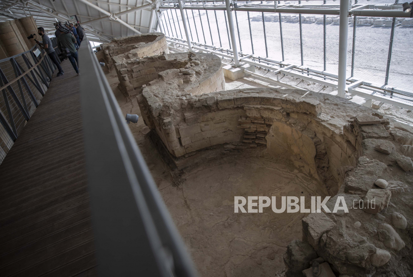 Pengunjung menjelajahi situs mosaik abad ke-7 seluas 827 meter persegi (8900 kaki persegi) yang dibuka untuk umum, di situs arkeologi Islam Istana Hisham, utara kota Jericho, Tepi Barat, Kamis, 28 Oktober 2021