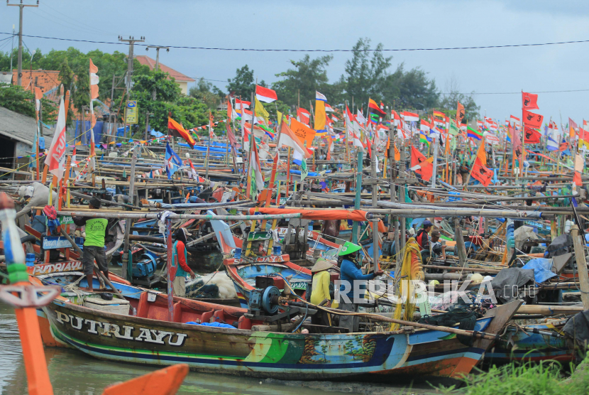 Nelayan menyiapkan alat tangkap cantrang sebelum melaut di Juntinyuat, Indramayu, Jawa Barat, Ahad (24/1/2021). Nelayan cantrang di daerah tersebut mulai melaut setelah Kementerian Kelautan dan Perikanan (KKP) memperbolehkan penggunaan Alat Tangkap Ikan (API) jenis cantrang. 