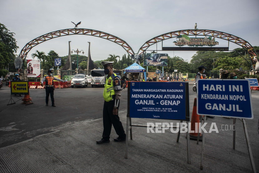 Polisi Lalu Lintas bersama Petugas Dishub DKI Jakarta mengatur arus lalu lintas di depan pintu masuk Taman Margasatwa Ragunan, Jakarta. Tidak ada aturan ganjil genap di tempat wisata di DKI Jakarta selama libur lebaran Idul Fitri 2022.