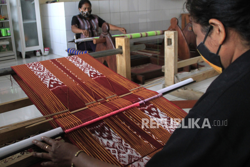 Sejumlah penenun membuat kain tenun ciri khas dari Kecamatan Amarasi, Kabupaten Kupang di sela-sela kegiatan Festival Exotic Tenun NTT 2021 di Kupang, NTT, Senin (22/3/2021). Bank Pembangunan Daerah Nusa Tenggara Timur (PT Bank NTT) mencatat sebanyak 188 pelaku Usaha Mikro Kecil Menengah (UMKM) binaan telah mengantongi Hak Kekayaan Intelektual (HaKI) untuk melindungi usahanya secara hukum.