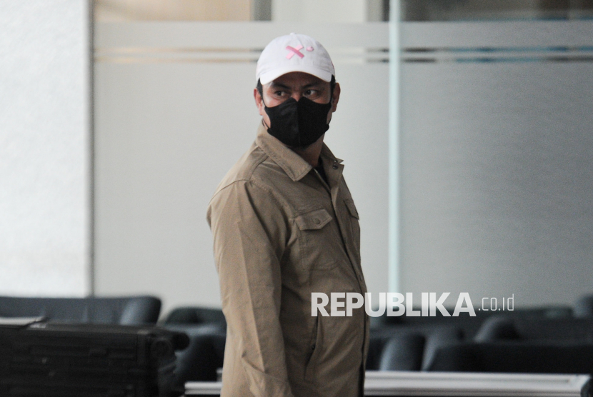 Bupati Kolaka Timur Abdul Azis tiba di Gedung Merah Putih KPK, Jakarta Selatan, Jumat (8/8/2025).