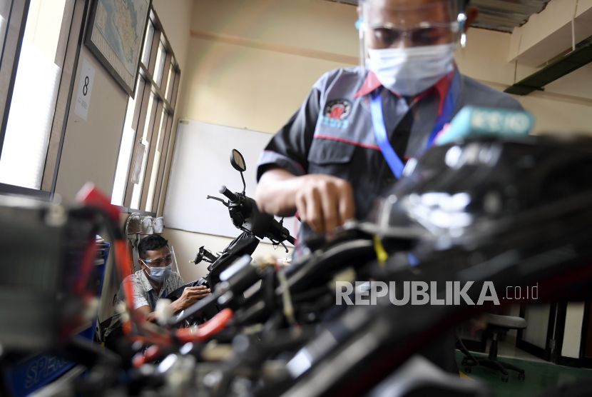 Peserta mengikuti pelatihan otomotif kendaraan roda dua saat menjalani pelatihan kerja (ilustrasi)