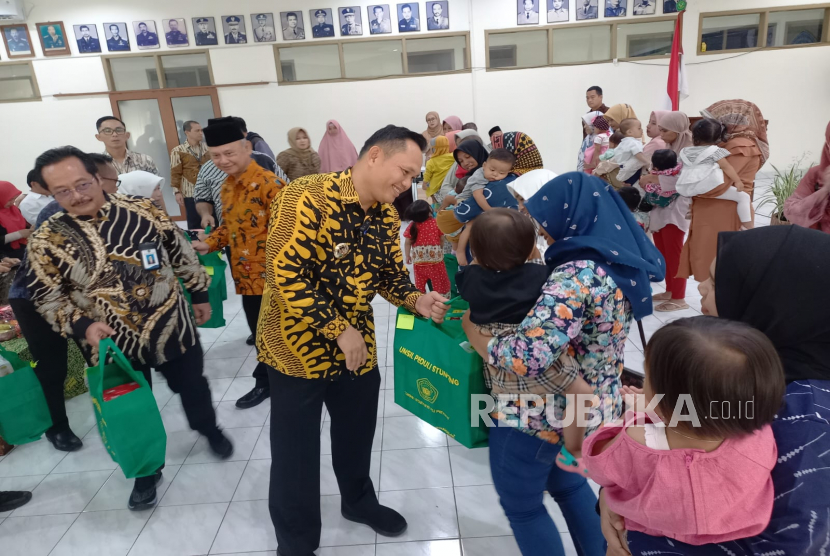 Penjabat (Pj) Wali Kota Tasikmalaya Cheka Virgowansyah menyerahkan bantuan makanan tambahan untuk sejumlah anak yang mengalami stunting di Universitas Siliwangi (Unsil) Tasikmalaya, Jawa Barat, Kamis (9/2/2023). 