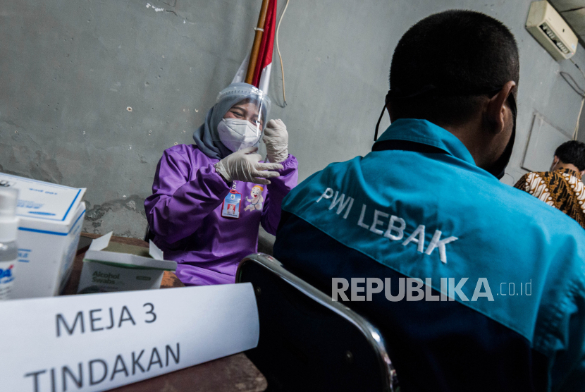 Vaksinator bersiap menyutikkan vaksin COVID-19 kepada wartawan di Rangkasbitung, Lebak, Banten, Jumat (19/3/2021). 