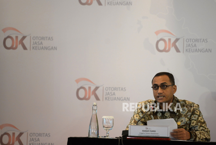 Anggota Dewan Komisioner (ADK) OJK Hasan Fawzi memberikan keterangan terkait Anggota Dewan Komisioner (ADK) OJK di Jakarta, Jumat (18/8/2023). 