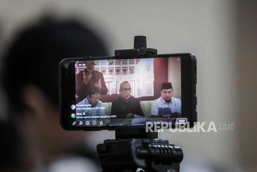 Ketua KPU Hasyim Asyari (tengah) bersama Komisioner KPU Mochammad Afifuddin (kanan), Idham Holik (kiri) menyampaikan konferensi pers di Jakarta, Senin (13/11/2023). KPU resmi menetapkan tiga pasangan capres dan cawapres yaitu Anies Baswedan-Muhaimin Iskandar, Ganjar Pranowo-Mahfud MD dan Prabowo Subianto-Gibran Rakabuming Raka telah memenuhi syarat untuk mengikuti Pemilu 2024.