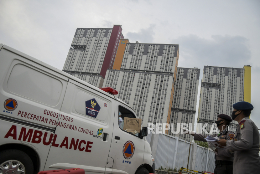 Petugas memeriksa berkas pasien Covid-19 saat tiba di IGD Rumah Sakit Darurat Wisma Atlet Kemayoran, Jakarta.