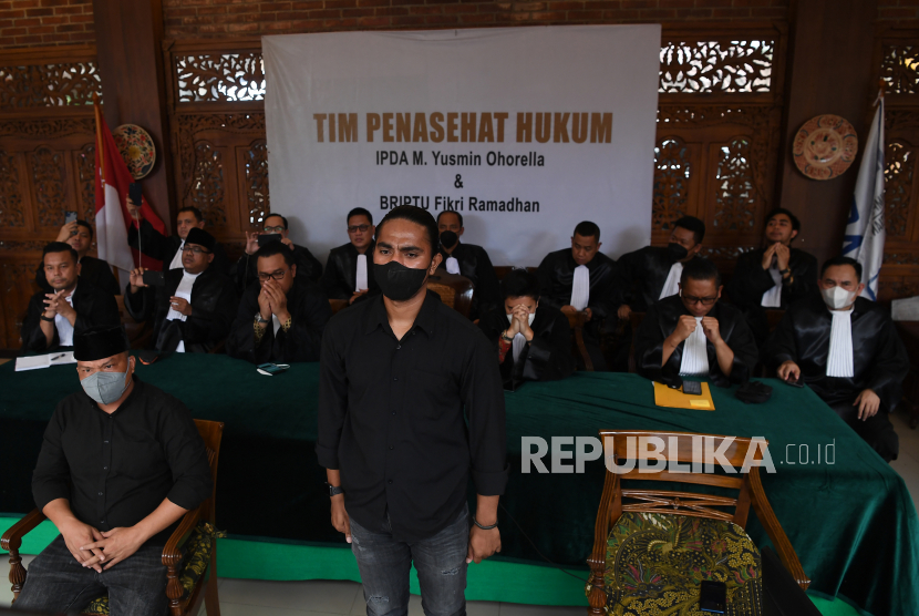 Terdakwa unlawful killing anggota Laskar FPI Briptu Fikri Ramadhan (kanan) dan Ipda M Yusmin Ohorella (kiri) mendengarkan pembacaan putusan dalam sidang yang digelar secara virtual di Jakarta, Jumat (18/3/2022). Majelis Hakim PN Jakarta Selatan memvonis bebas kedua terdakwa meski dakwaan primer jaksa terbukti, perbuatan terdakwa tidak dapat dikenai pidana karena masuk dalam kategori pembelaan terpaksa dan pembelaan terpaksa yang melampaui batas. 