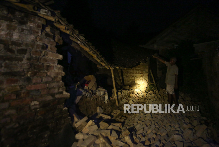 Warga menunjukkan rumah yang roboh di Buruhan, Tirtosari, Kretek, Bantul, DI Yogyakarta, Jumat (30/6/2023). Menurut data BPBD DIY, gempa bumi berkekuatan Magnitudo 6,4 yang berpusat 86 kilometer barat daya Kabupaten Bantul berdampak di 19 titik yang tersebar di Kabupaten Bantul, Kulonprogo dan Gunungkidul. 