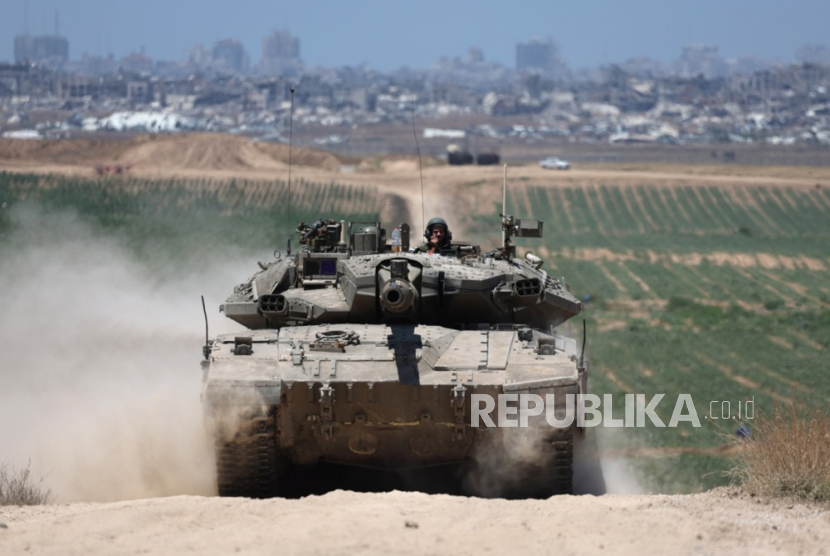 Tank Israel berpatroli di dekat pagar keamanan Jabalia di bagian utara Jalur Gaza, 16 Mei 2024.