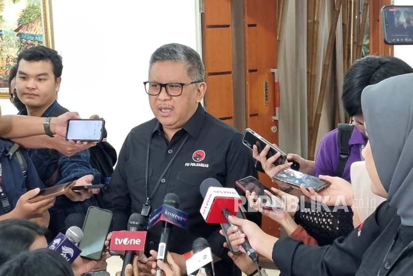Sekretaris Jenderal Partai Demorkasi Indonesia Perjuangan (PDIP), Hasto Kristiyanto menjelaskan tema Rakernas IV PDIP yang digelarv 29 September hingga 1 Oktober 2023, di Kantor DPP PDIP, Jakarta, Senin (25/9/2023). 
