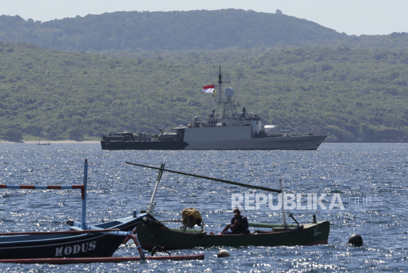Kapal TNI AL KRI Singa berlayar untuk mengikuti pencarian kapal selam KRI Nanggala yang hilang saat mengikuti latihan pada Rabu, di lepas pantai Banyuwangi, Jawa Timur, Indonesia, Kamis, 22 April 2021. 