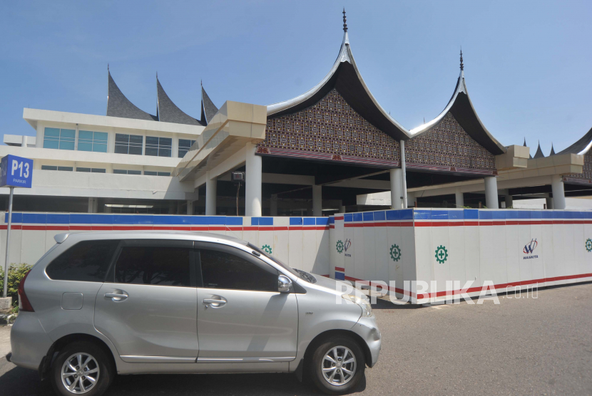 Kendaraan melintas di depan terminal baru Bandara Internasional Minangkabau, Padangpariaman, Sumatera Barat, Kamis (11/6/2020). Terminal baru yang ditargetkan resmi beroperasi Februari 2020 itu hingga kini belum dapat digunakan karena pandemi COVID-19 yang membuat perubahan pola operasional menjadi minimal