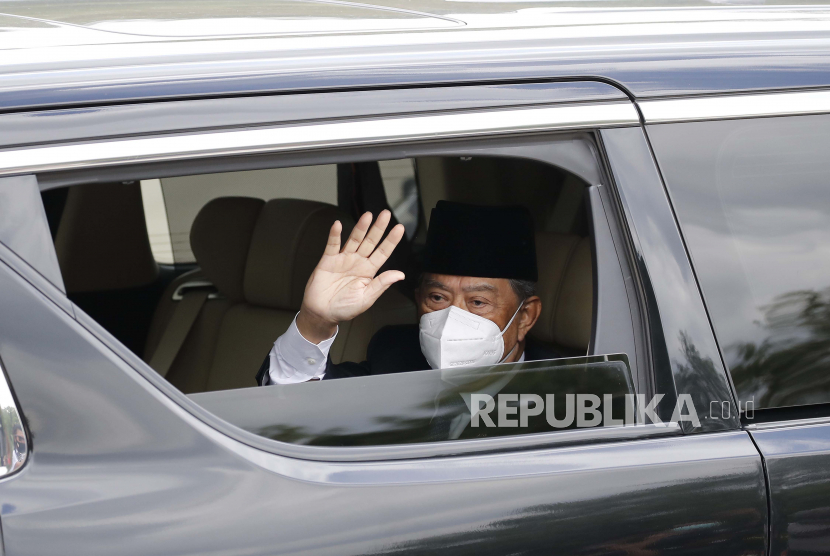  Perdana Menteri Malaysia Muhyiddin Yassin melambai dari mobil saat memasuki Istana Nasional untuk bertemu dengan Raja di Kuala Lumpur, Malaysia, Senin, 16 Agustus 2021. Muhyiddin tiba di istana untuk pertemuan dengan raja Senin, di mana dia berada diharapkan untuk menyerahkan pengunduran dirinya setelah mengakui dia tidak memiliki dukungan mayoritas untuk memerintah.