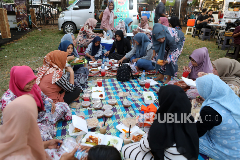  Umat Islam berbuka puasa saat Festival Ramadhan di Banda Aceh, Kamis (13/4/2023). Inflasi bulan Ramadhan cukup rendah pada tahun ini.