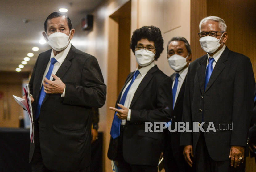 Ketua Dewan Pengawas KPK Tumpak Hatorangan Panggabean bersama anggota Dewas KPK Albertina Ho, Syamsuddin Haris dan Harjono (dari kiri ke kanan). Belakangan, Dewas mengungkap pungli di Rutan KPK.