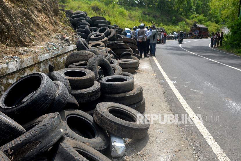 Tumpukan ban bekas untuk dinding pengaman di lokasi kecelakaan bus pariwisata, Bukit Bego, Imogiri, Bantul, Yogyakarta, Selasa (8/2/2022). Angka laka lantas di Bantul cukup tinggi.