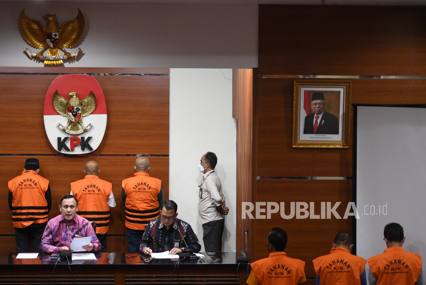 Ketua KPK Firli Bahuri (kiri) didampingi Plt. Juru Bicara KPK Ali  Fikri (kedua kiri) memberikan keterangan pers terkait penetapan tersangka dan penahan pada operasi tangkap tangan di gedung KPK, Jakarta, Kamis (6/1/2022).  KPK menahan Rahmat Effendi dan delapan orang lainnya usai ditetapkan sebagai tersangka setelah terjaring operasi tangkap tangan (OTT) dalam kasus pengadaan barang dan jasa serta lelang jabatan di Pemerintaha Kota Bekasi dengan barang bukti uang sebesar Rp3 miliar dan buku tabungan dengan saldo Rp2 miliar . 