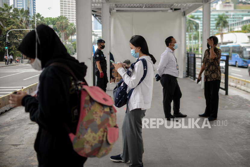 Penumpang menunggu kedatangan bus Transjakarta (ilustrasi). PT Transportasi Jakarta telah menyediakan WiFi berkecepatan tinggi tanpa bayar dan tanpa batas kuota. Republika/Thoudy Badai