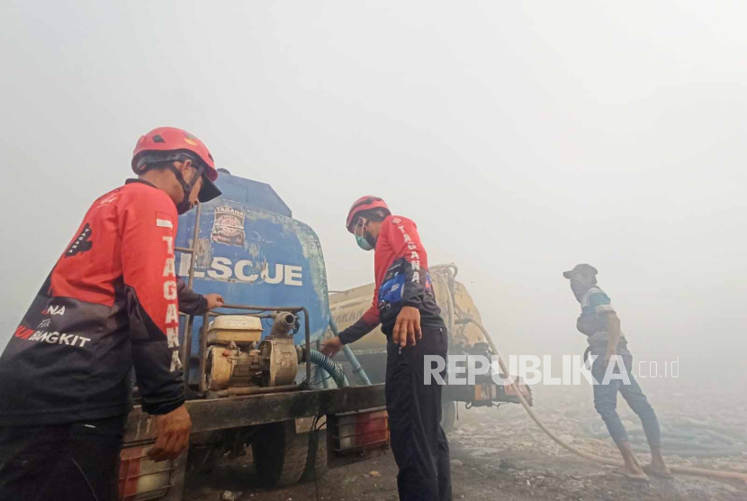 Petugas menangani kebakaran di Tempat Pembuangan Akhir (TPA) Purbahayu, Kecamatan Pangandaran, Kabupaten Pangandaran, Jawa Barat, Sabtu (7/10/2023). 