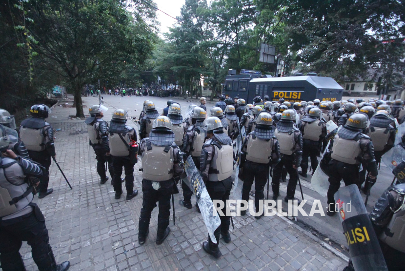 Aparat kepolisian berjaga-jaga untuk mencegah terjadinya aksi demonstrasi anarkis