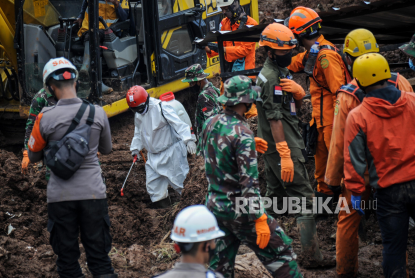 Petugas PMI Kabupaten Sumedang menuju titik penemuan jenazah korban bencana tanah longsor di Cimanggung, Kabupaten Sumedang, Jawa Barat.