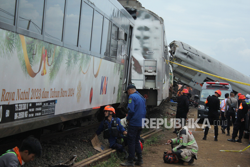 Petugas mengevakuasi gerbong kereta dalam peristiwa tabrakan kereta api KA Turangga jurusan Surabaya-Bandung dengan KA commuter line jurusan Padalarang-Cicalengka, yang berlokasi tidak jauh dari Stasiun Cicalengka, Kabupaten Bandung, Jawa Barat, Jumat (5/1/2023). Belum diketahui penyebab tabrakan dua kereta ini. Pihak PT KAI menyatakan penyebab kecelakaan baru bisa diketahui setelah ada investigasi. Pada peristiwa tersebut 4 orang tewas, dan 37 luka-luka.