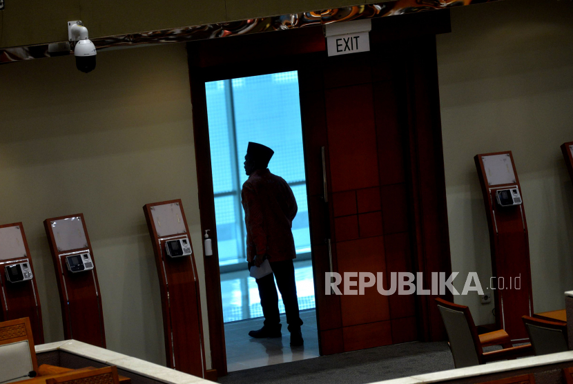 Anggota Komisi VIII DPR Fraksi PKS Iskan Qolba Lubis meninggalkan ruangan setelah interupsi terkait beberapa pasal dalam Rancangan Kitab Undang-Undang Hukum Pidana (RKUHP) saat Rapat Paripurna DPR di Kompleks Parlemen Senayan, Jakarta, Selasa (6/12/2022). Rapat Paripurna DPR tersebut mengesahkan Rancangan Kitab Undang-Undang Hukum Pidana (RKUHP) menjadi Undang-Undang. Republika/Prayogi