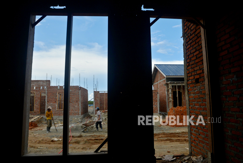 Pekerja menyelesaikan pembangunan rumah bersubsidi di Perumahan Hadrah Land, Kabupaten Aceh Besar, Provinsi Aceh, Senin (12/2/2024). 