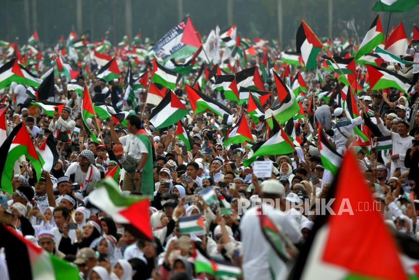 Para peserta aksi mengibarkan bendera Palestina saat mengikuti Aksi Damai Aliansi Rakyat Indonesia Bela Palistina di Kawasan Monas, Jakarta, Ahad (5/11/2023). Peserta aksi membawa berbagai atribut termasuk bendera sebagai bentuk dukungan terhadap Palestina.