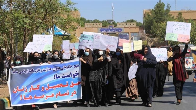 Sekelompok perempuan pada Jumat (3/9) menggelar demonstrasi di ibu kota Afghanistan untuk menyerukan Taliban memastikan persamaan hak di negara itu dan mengizinkan mereka berkontribusi dalam kegiatan sosial dan ekonomi Afghanistan.