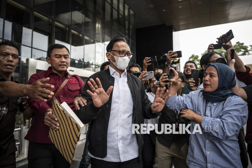 Hakim Mahkamah Konstitusi (MK) Ridwan Mansyur (tengah) berjalan keluar gedung usai menjalani pemeriksaan di Gedung KPK, Jakarta, Kamis (16/1/2024). KPK melakukan pemeriksaan terhadap Ridwan Mansyur sebagai saksi terkait pengembangan kasus dugaan suap untuk terpidana mantan sekretaris Mahkamah Agung (MA) Hasbi Hasan. 