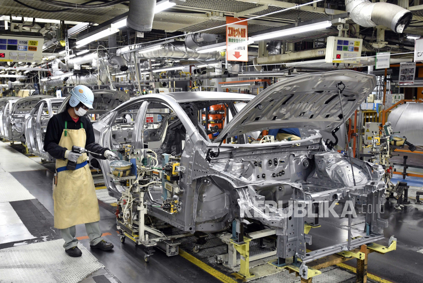  Pekerja merakit kendaraan di pabrik perakitan mobil Toyota Tsutsumi di Toyota, dekat Nagoya, Jepang tengah, 08 Desember 2017 (diterbitkan kembali 01 Maret 2022). Jajak pendapat Reuters menunjukkan kemungkinan besar pabrik-pabrik Jepang memangkas produksinya pada bulan September.
