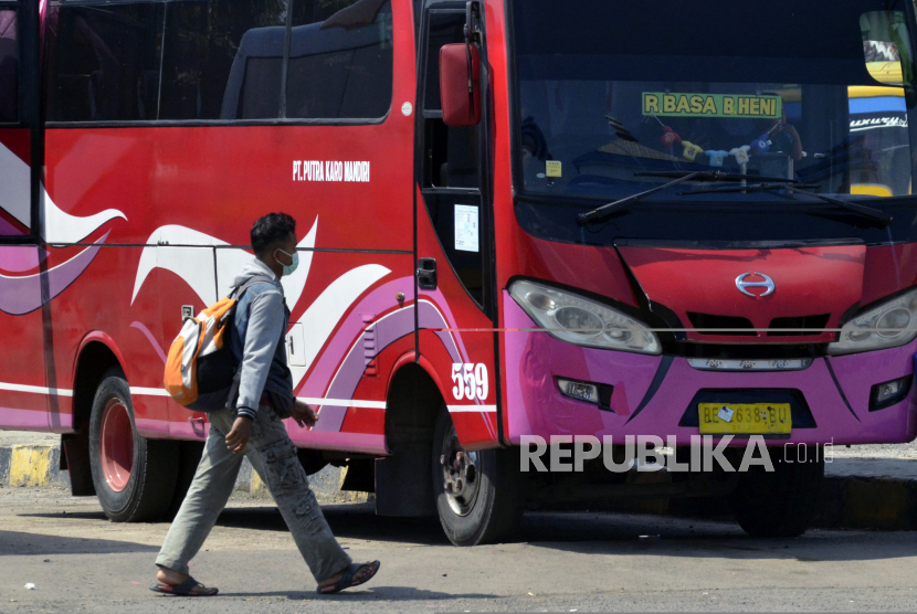 Penumpang berjalan menuju bus yang akan menuju Pelabuhan Bakauheni di terminal tipe A Rajabasa Lampung, Lampung, Selasa (6/7/2021). Terminal Induk Rajabasa Siapkan Posko Vaksinasi