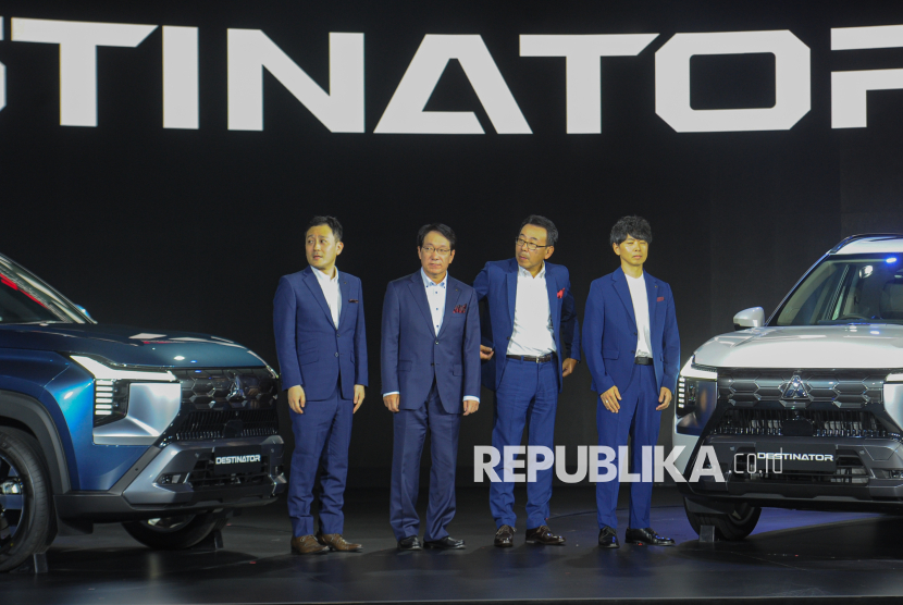 President and CEO Member of the Board Representative Executive Officer Mitsubishi Motors Corporation (MMC) Takao Kato (kedua kiri), President Director PT MMKSI Atsushi Kurita (kedua kanan), Chief Product Specialist MMC Masahiro Ito (kiri) dan Product Director MMC Naoki Akita (kanan) foto bersama saat peluncuran mobil baru Mitsubishi di Jakarta, Kamis (17/7/2025). Mitsubishi Motors meluncurkan mobil terbaru nya All New Destinator dengan model midsize SUV yang diproduksi di pabrik perakitan Mitsubishi Motors Krama Yudha Indonesia yang akan dipasarkan secara global dengan fokus pada kawasan ASEAN.