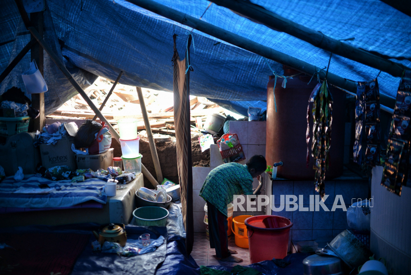 Warga korban gempa Cianjur beraktivitas di tenda pengungsian di Desa Cibulakan, Cuenang, Kabupaten Cianjur, Jawa Barat.