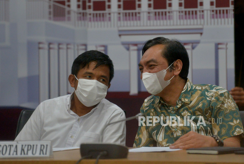Anggota Komisi Pemilihan Umum (KPU) Idham Holik (kiri) berbincang dengan Anggota KPU Yulianto Sudrajat.