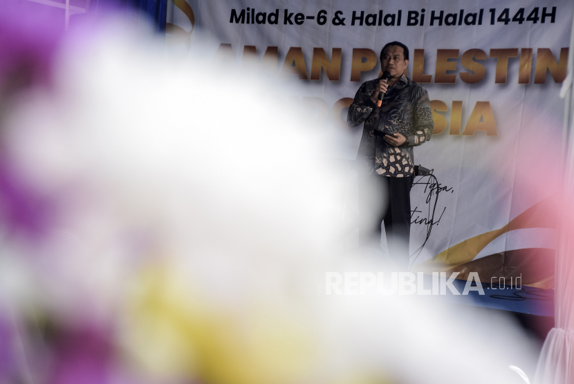 CEO Aman Palestin Berhad Awang Suffian Awang Piut memberikan sambutan pada Milad Ke-6 dan Halal Bi Halal 1444 H Aman Palestin Indonesia di Kantor Aman Palestin Indonesia, Kota Bandung, Jawa Barat.